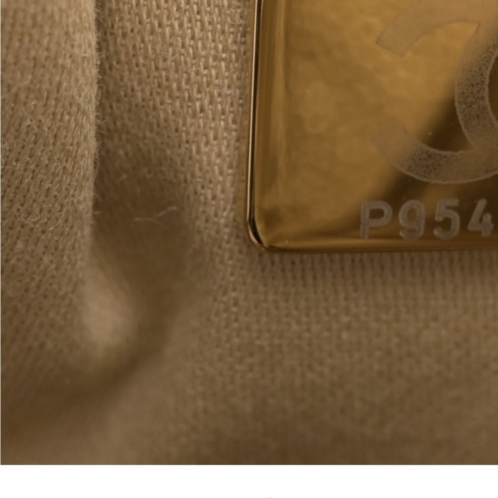 CHANEL
Metallic Caviar Quilted Small
Chanel 25 Hobo Gold - Picture 6 of 10